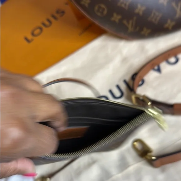 Louis Vuitton Reverse Monogram Canvas Loop Hobo - Picture 9 of 15